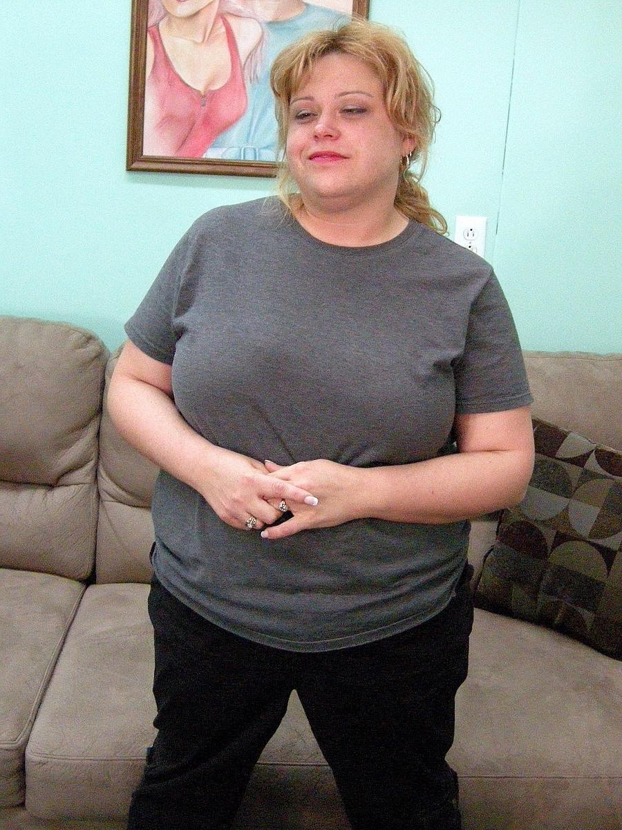 20P La gorda madre amateur jenna fox se quita la ropa y posa desnuda en un sofá