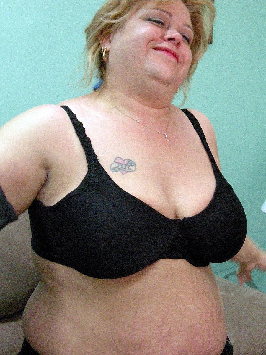 20P La gorda madre amateur jenna fox se quita la ropa y posa desnuda en un sofá