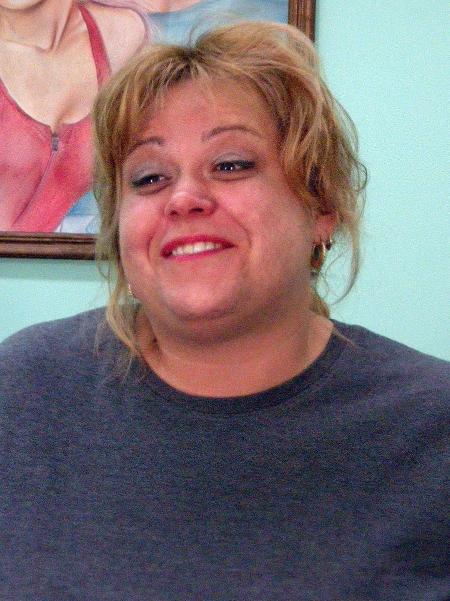 20P La gorda madre amateur jenna fox se quita la ropa y posa desnuda en un sofá