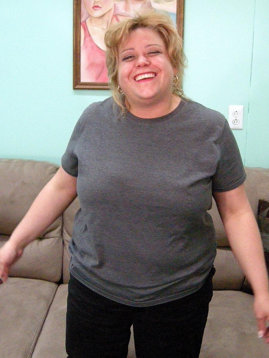 20P La gorda madre amateur jenna fox se quita la ropa y posa desnuda en un sofá