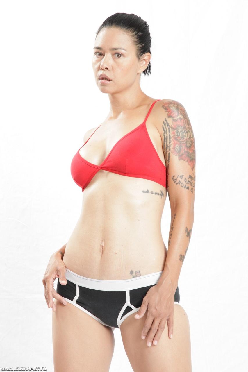 20P 貧乳の刺青熟女ボクサー、ダナ・ヴェスポリがスポーツウェアを剥いでヌードポーズ