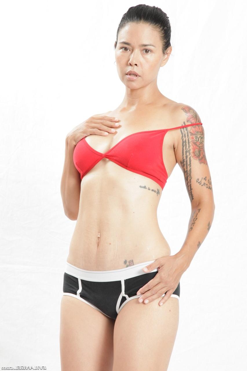 20P 貧乳の刺青熟女ボクサー、ダナ・ヴェスポリがスポーツウェアを剥いでヌードポーズ