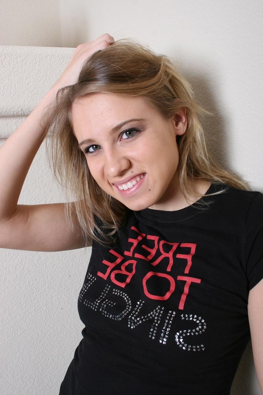 20P Die sexy Amateurin Amanda zieht ihr Hemd und ihre engen Jeans aus, um nackt zu posieren