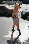 17P A loira milf Holly Halston posa sedutoramente na rua e te deixa duro