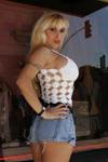 17P A loira milf Holly Halston posa sedutoramente na rua e te deixa duro