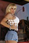 17P A loira milf Holly Halston posa sedutoramente na rua e te deixa duro