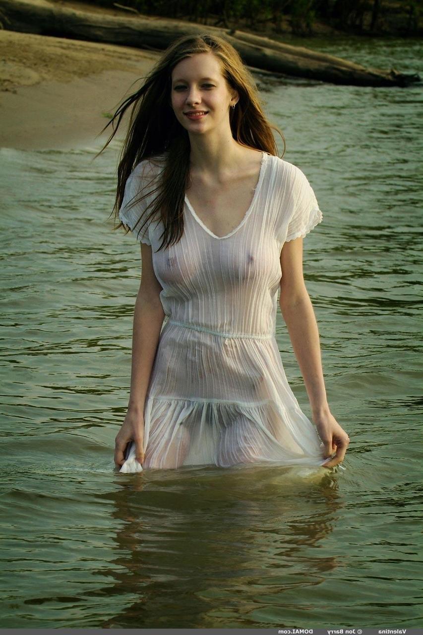 20P La superbe jeune Valentina enlève sa robe transparente et montre ses gros seins dans la nature.