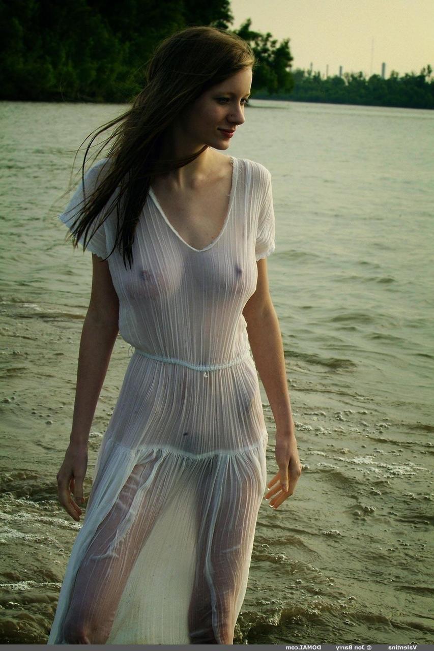 20P La superbe jeune Valentina enlève sa robe transparente et montre ses gros seins dans la nature.