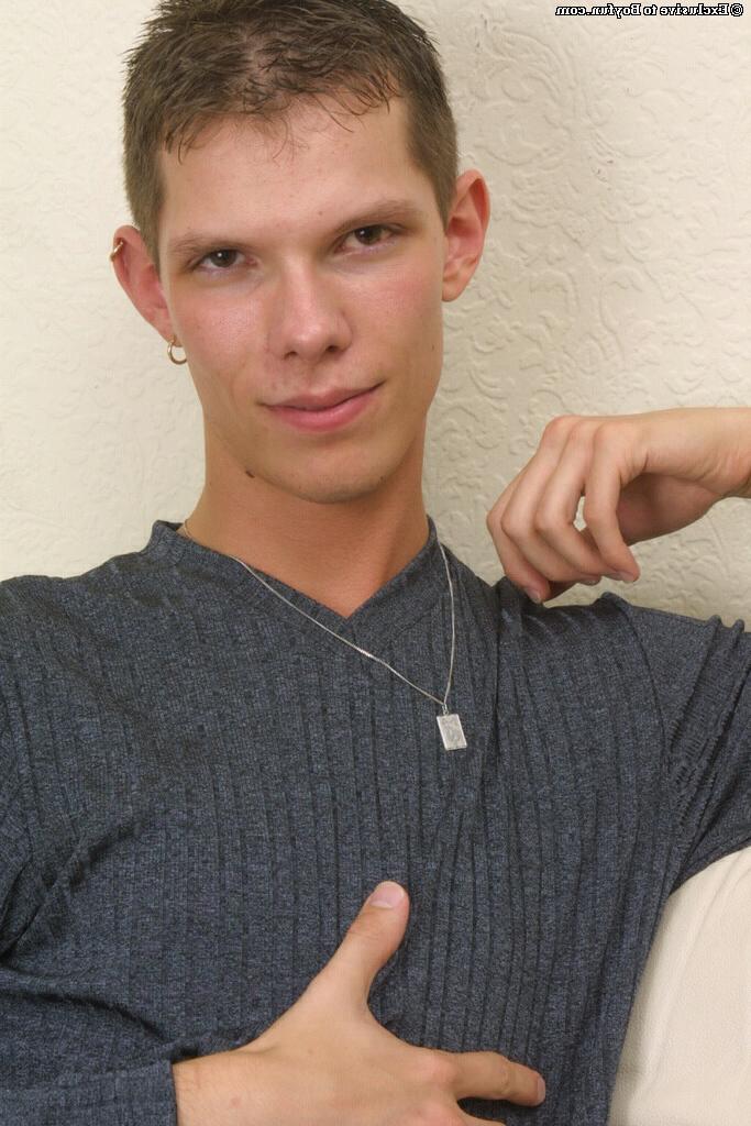 20P Matthew, gay et mince, enlève son pantalon en latex et se masturbe en solo