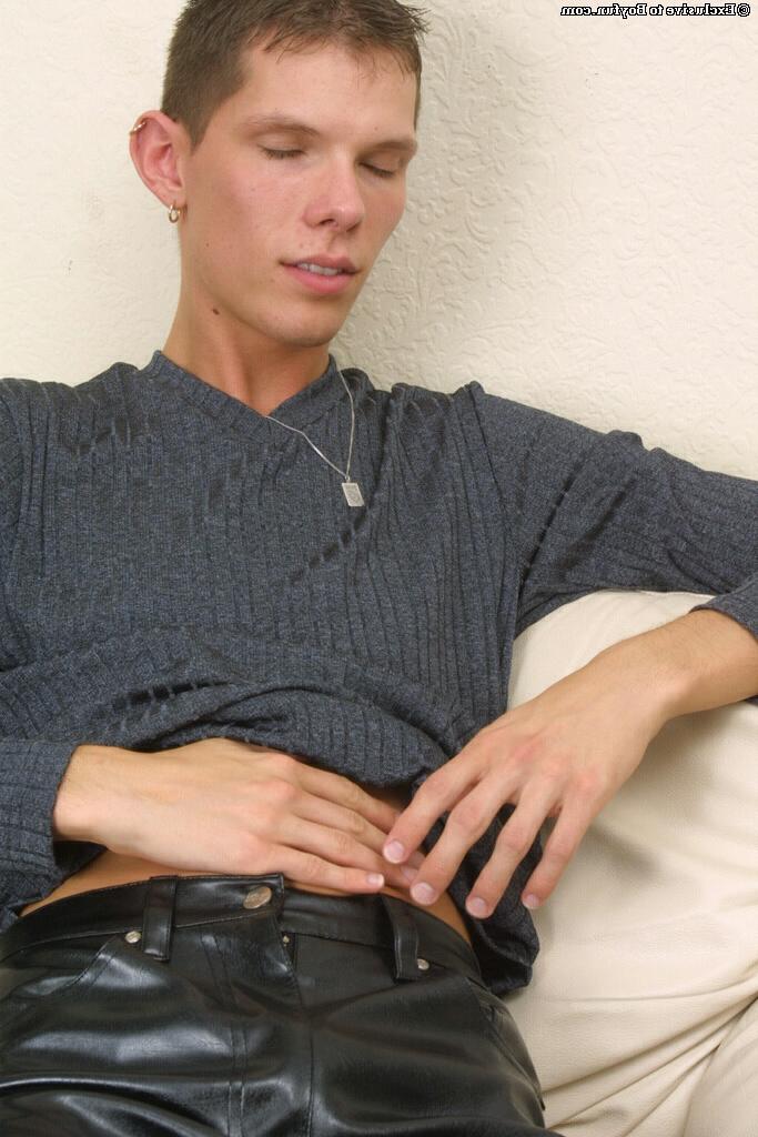20P Matthew, gay et mince, enlève son pantalon en latex et se masturbe en solo