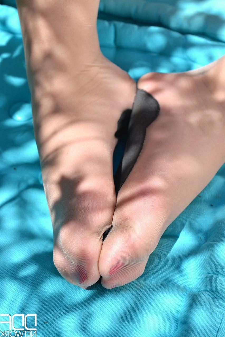 20P La nena de pelo oscuro Leanne Crow muestra sus enormes pechos y posa al aire libre