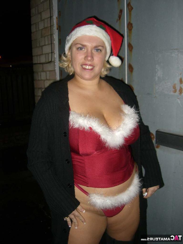 16P Barby, amateur mature, suce et branle des bites tout en célébrant Noël.