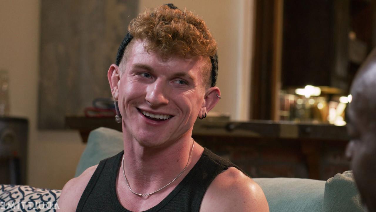 20P El viejo culturista gay de ébano Aaron Trainer se lame y se folla a su vecino Max Lorde