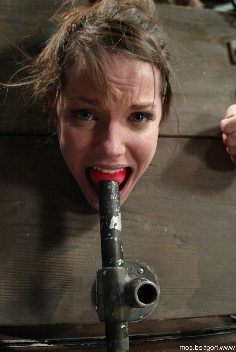 20P Garota com uma bela bunda grande Bobbi Starr é brincada por uma máquina em ação BDSM