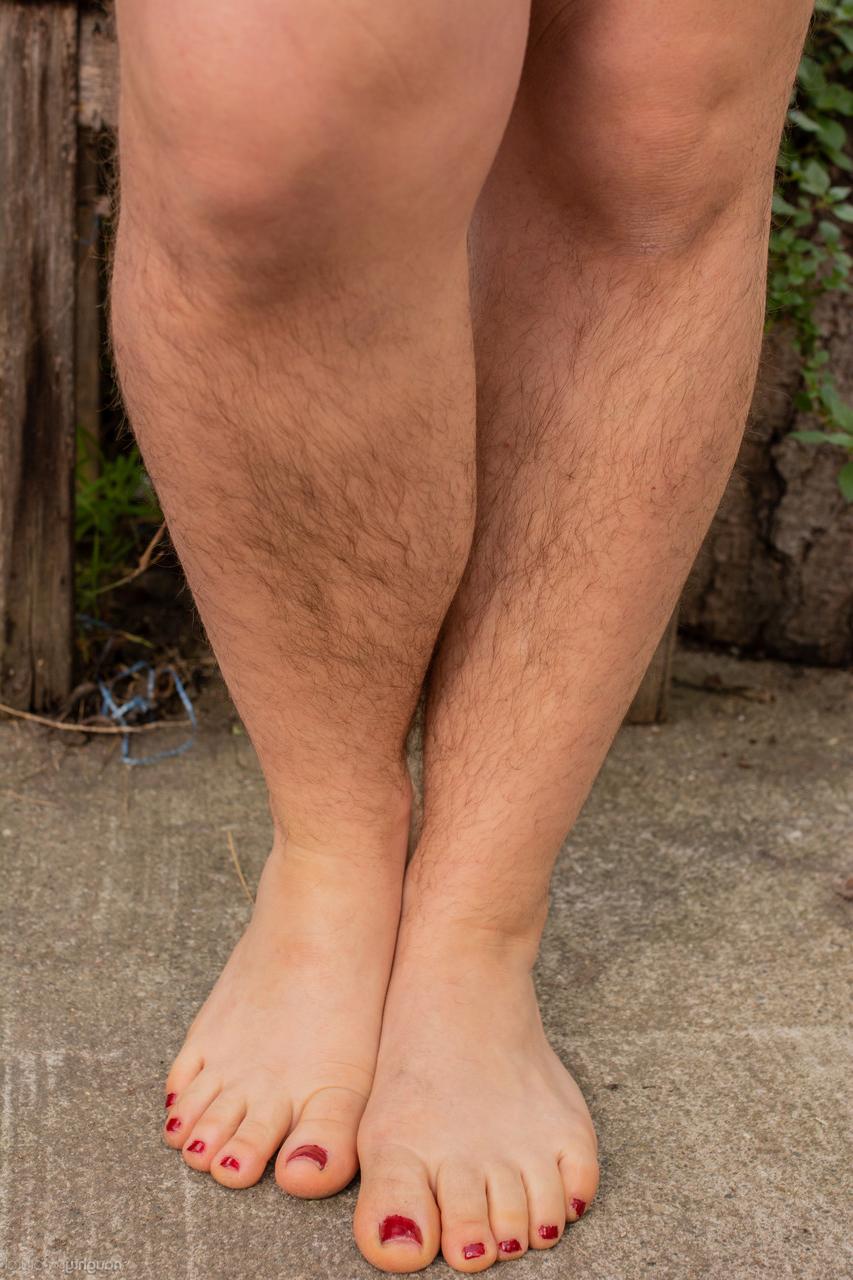 20P La puma amateur con curvas olivia rose se desnuda al aire libre y muestra su cuerpo peludo