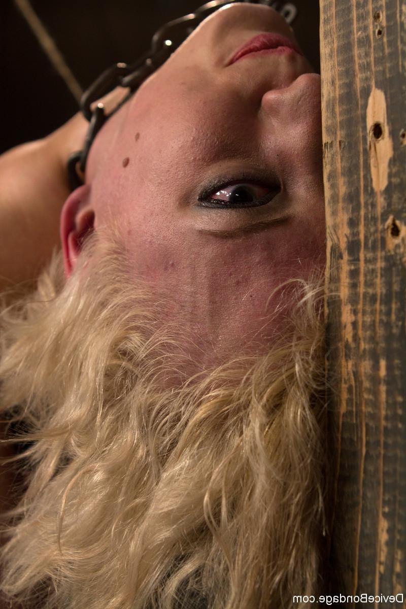 20P BDSM奴隷チェリー・トーンはハンドラーによって独創的に拘束される