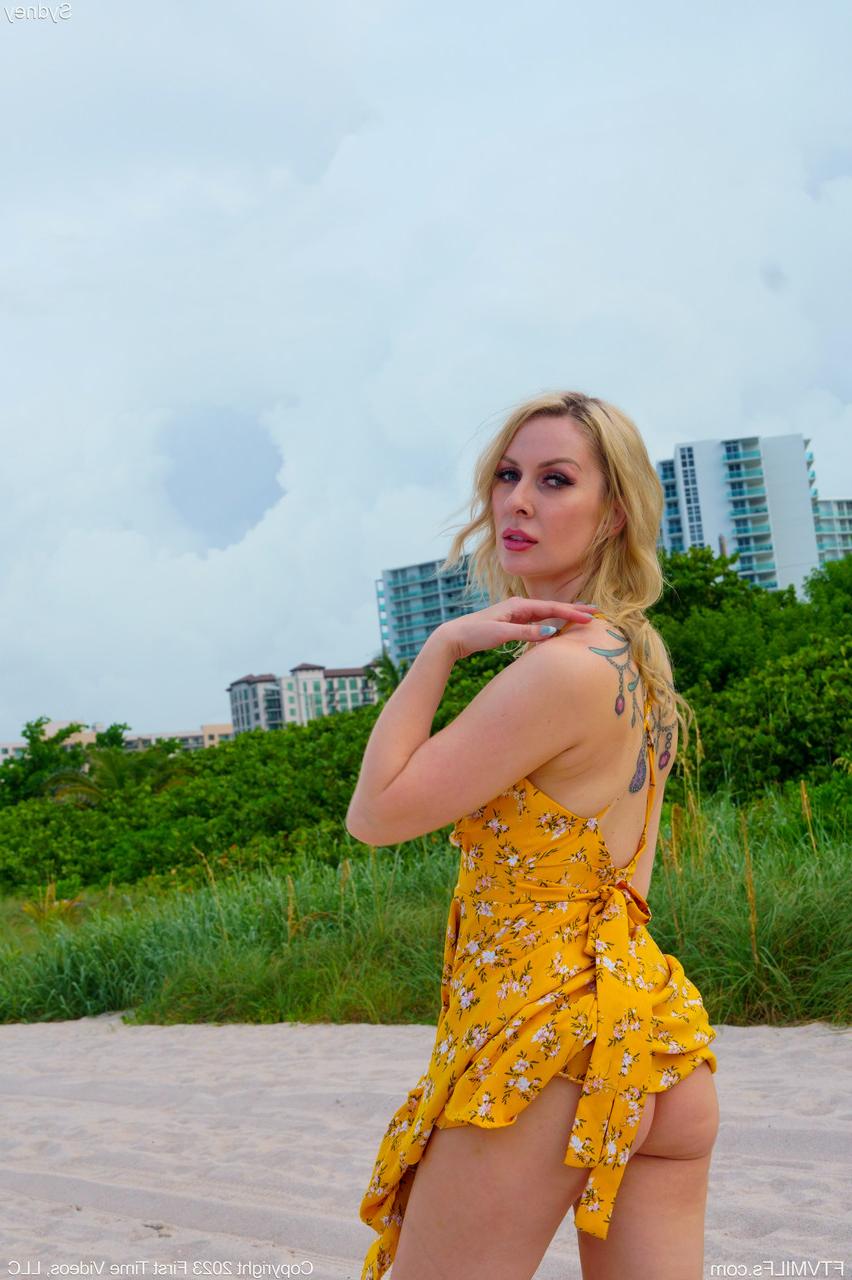 20P A beleza amadora Sydney posa nua e em seu biquíni sexy na praia