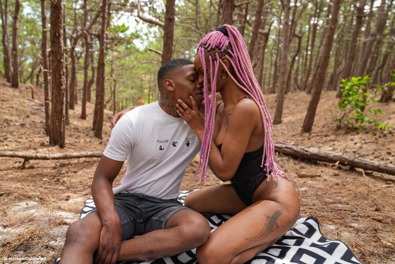 20P A gata negra sacanagem Chayenne Johnson termina sexo hardcore ao ar livre com um boquete