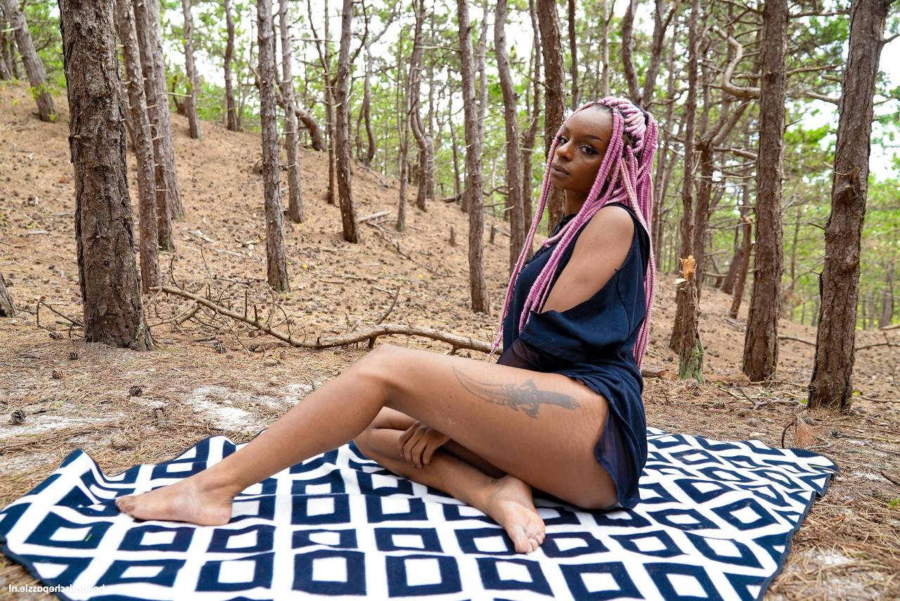 20P A gata negra sacanagem Chayenne Johnson termina sexo hardcore ao ar livre com um boquete