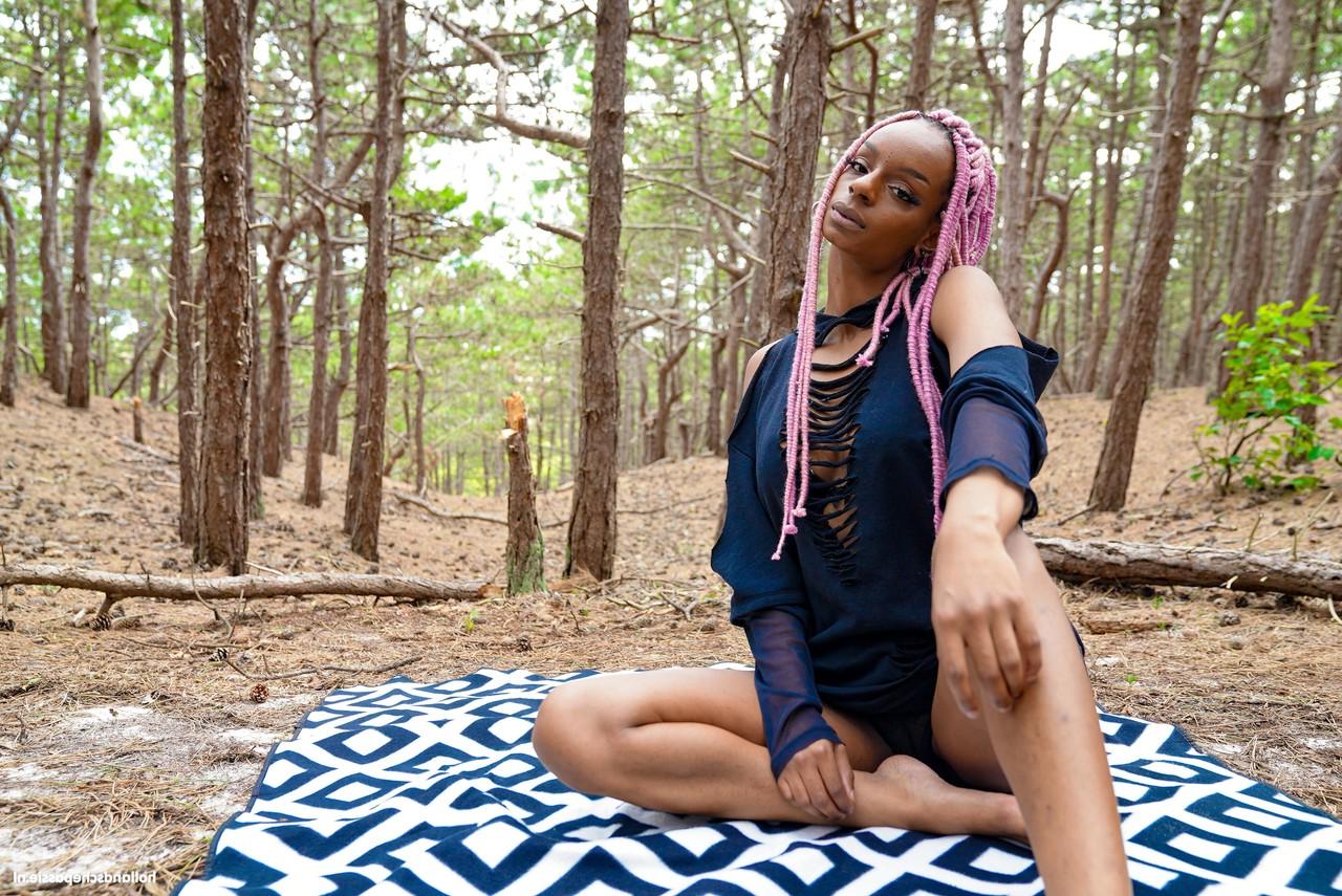 20P A gata negra sacanagem Chayenne Johnson termina sexo hardcore ao ar livre com um boquete