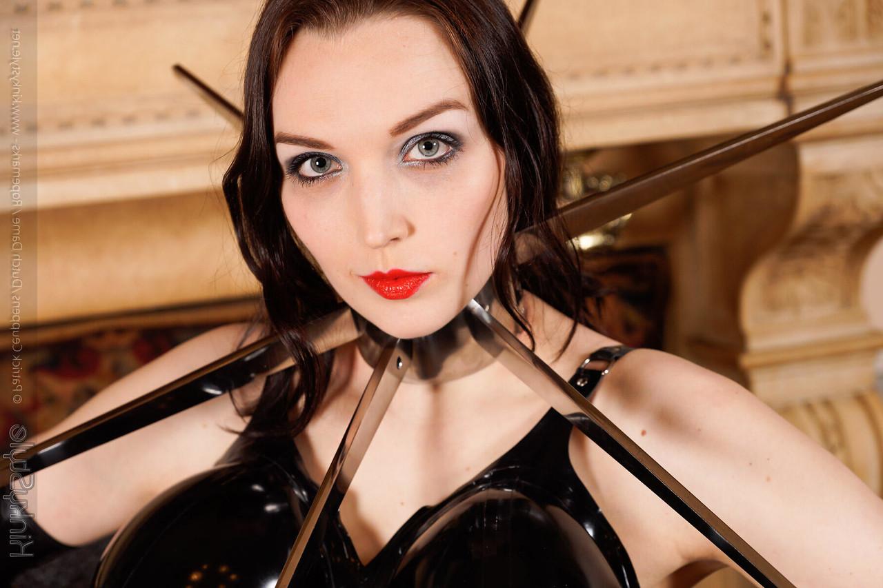 16P Solo model Dutch Dame sports a huge spiky collar while modelling in latex