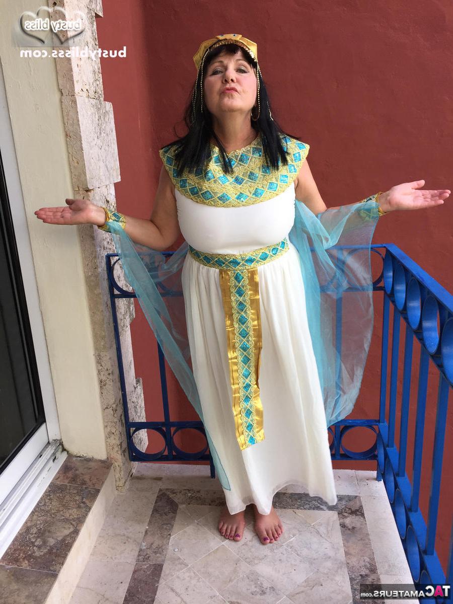 16P Busty Bliss, femme mûre, a du sperme qui coule sur ses tétons.