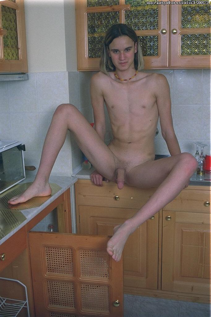 20P O jovem magro Metodi mostra sua bunda gostosa e seu pau ereto na cozinha