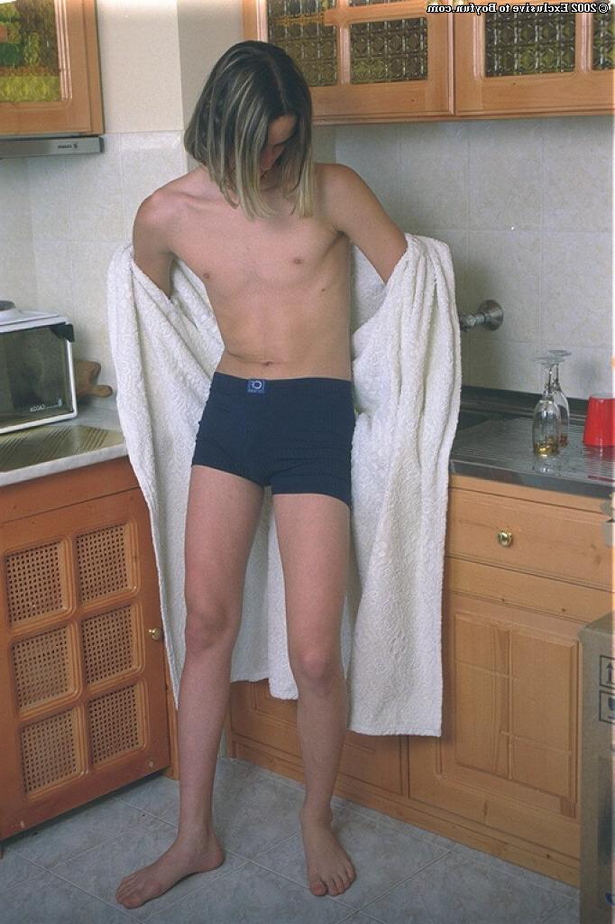 20P O jovem magro Metodi mostra sua bunda gostosa e seu pau ereto na cozinha