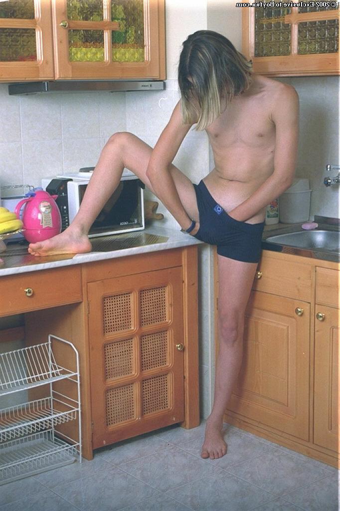 20P O jovem magro Metodi mostra sua bunda gostosa e seu pau ereto na cozinha