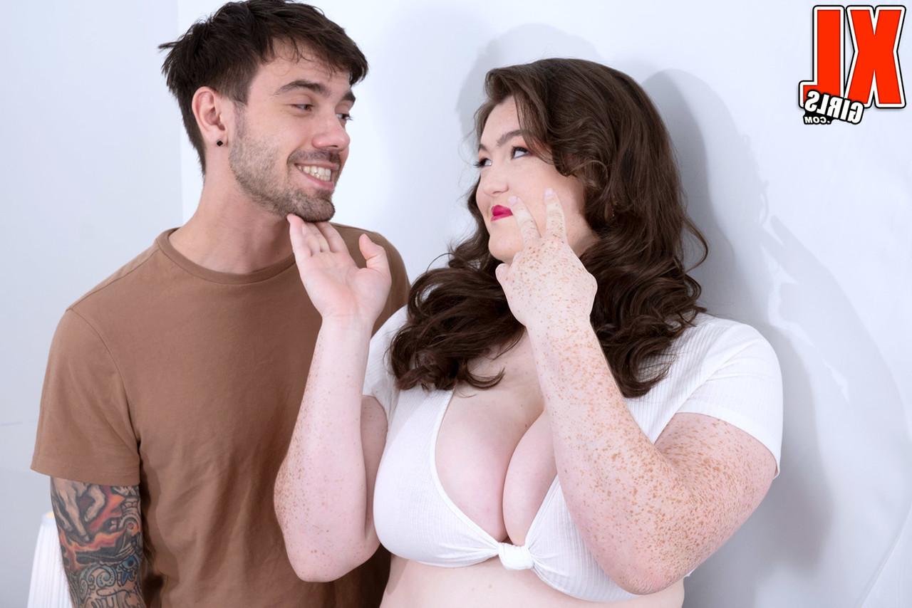 16P A morena BBW Nikki Busty brinca com seus peitos grandes durante as preliminares