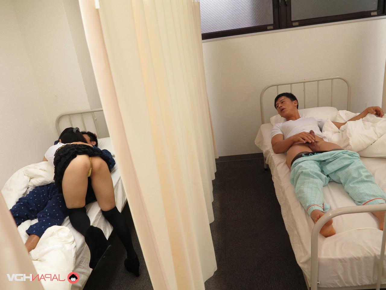 20P La linda japonesa amateur Ako Nishino follada en el coño en una habitación de hospital