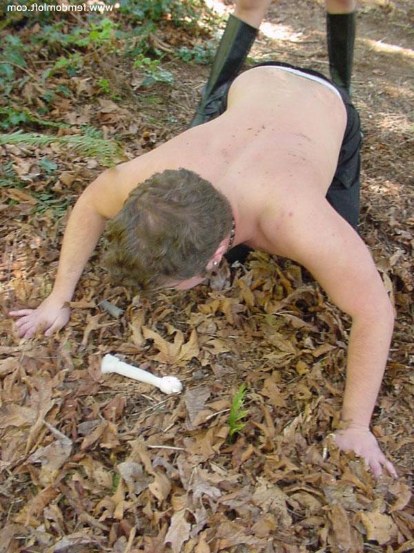 16P Mulher dominante transforma seu escravo em um cachorro durante brincadeira ao ar livre