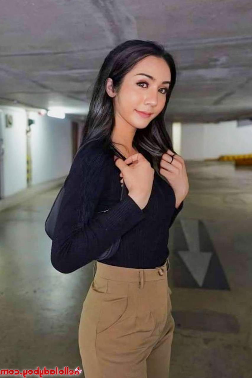 15P La hermosa transexual asiática Valentina posando seductoramente en su compilación