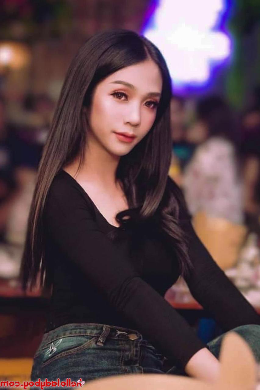 15P La hermosa transexual asiática Valentina posando seductoramente en su compilación