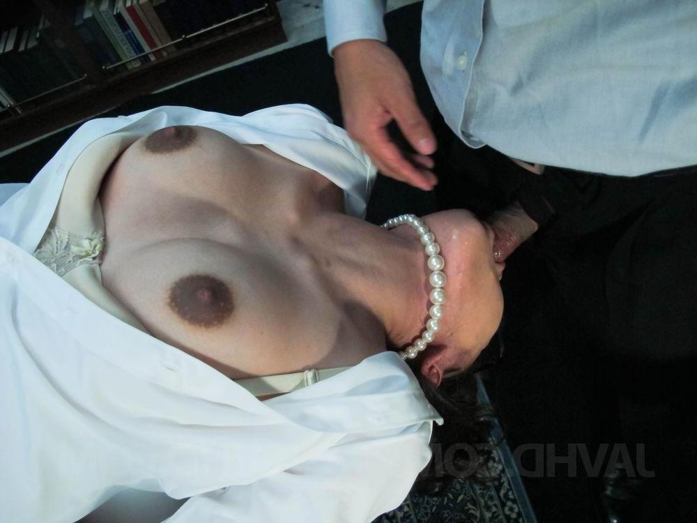 12P A secretária asiática Ibuki expõe os seios enquanto faz sexo oral ao chefe