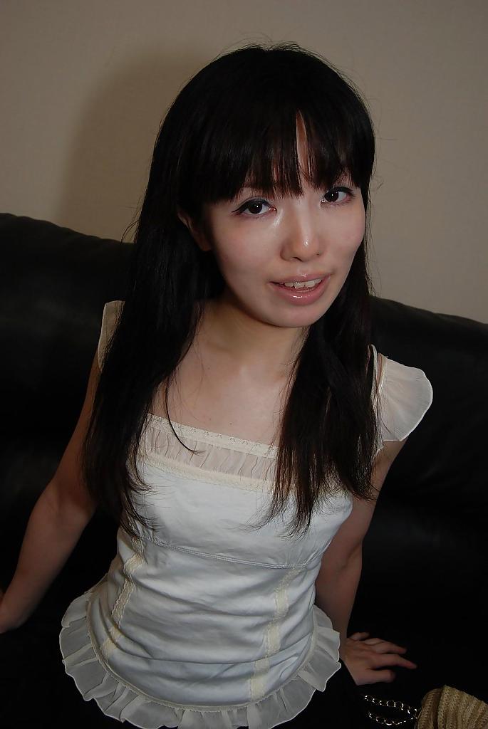 16P 微乳の素晴らしいブルネット羽田いづみがカメラの前で服を脱いでいる