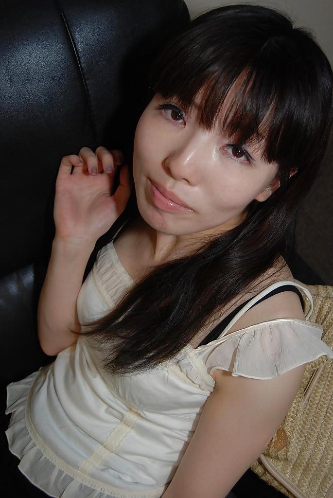 16P 微乳の素晴らしいブルネット羽田いづみがカメラの前で服を脱いでいる