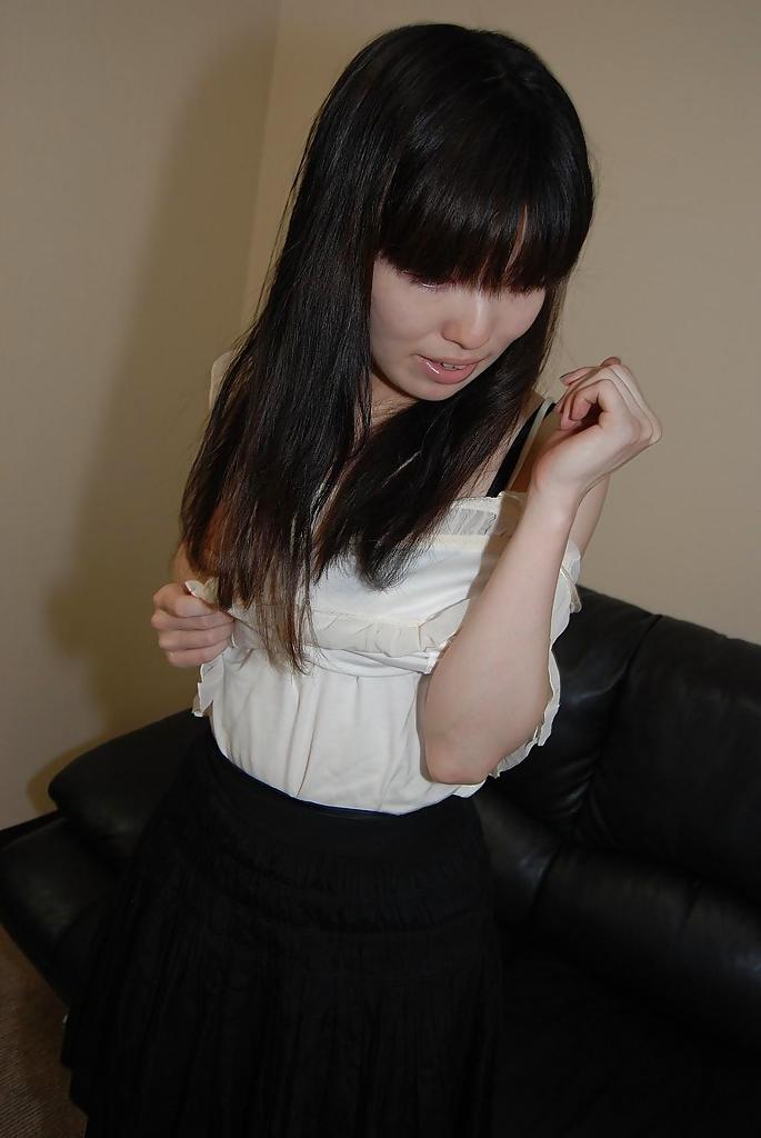 16P 微乳の素晴らしいブルネット羽田いづみがカメラの前で服を脱いでいる