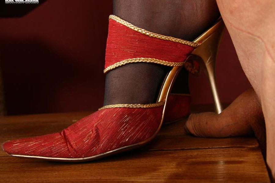 16P Les femmes dominantes ont un esclave nu qui vénère leurs pieds pendant le jeu FFM
