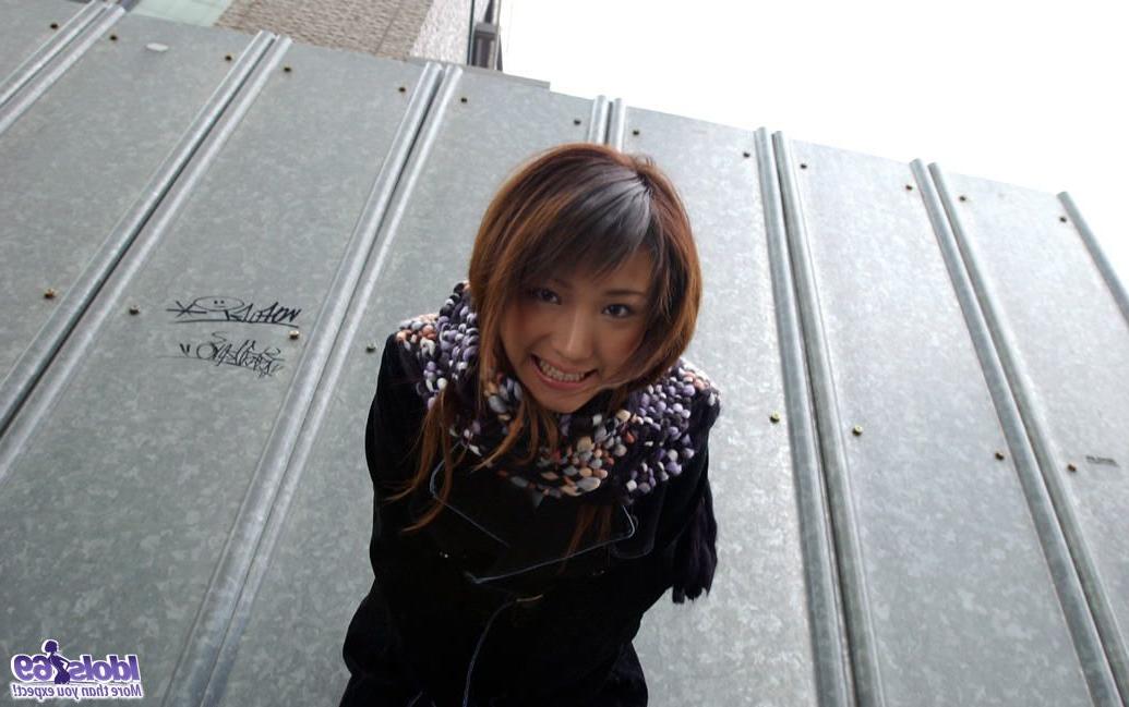 16P A linda garota japonesa Amu Masaki revela seus peitos e arbustos durante a ação solo
