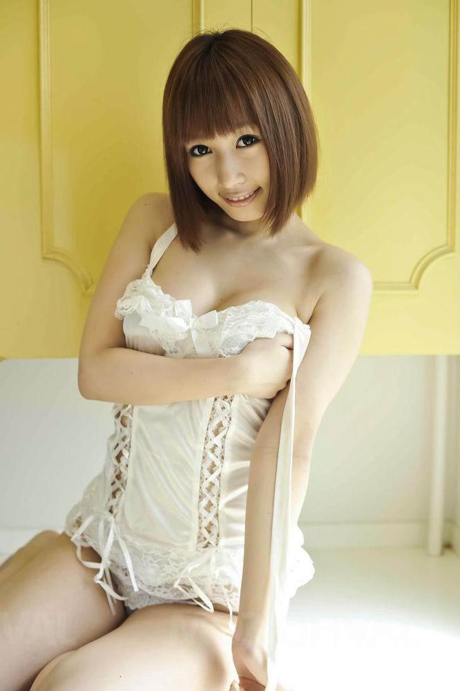 15P A japonesa Tiara Ayase tem a meia-calça rasgada antes de foder