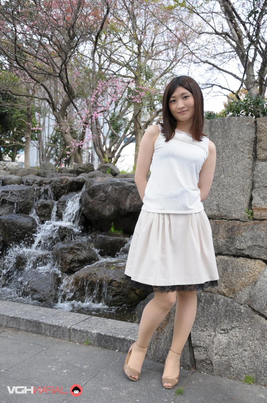 15P A linda garota japonesa Shiori Moriya modela ao ar livre para uma sessão de fotos sem nudez