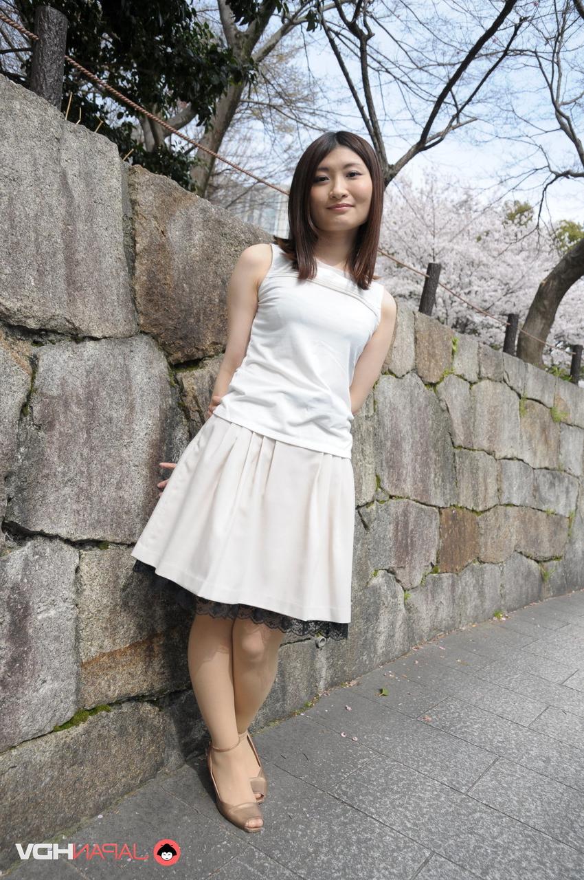 15P A linda garota japonesa Shiori Moriya modela ao ar livre para uma sessão de fotos sem nudez