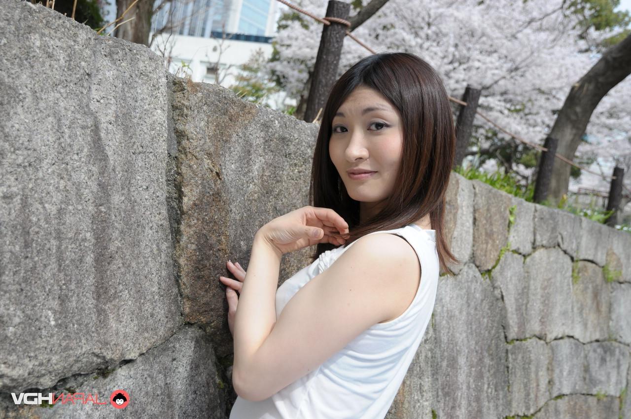15P A linda garota japonesa Shiori Moriya modela ao ar livre para uma sessão de fotos sem nudez