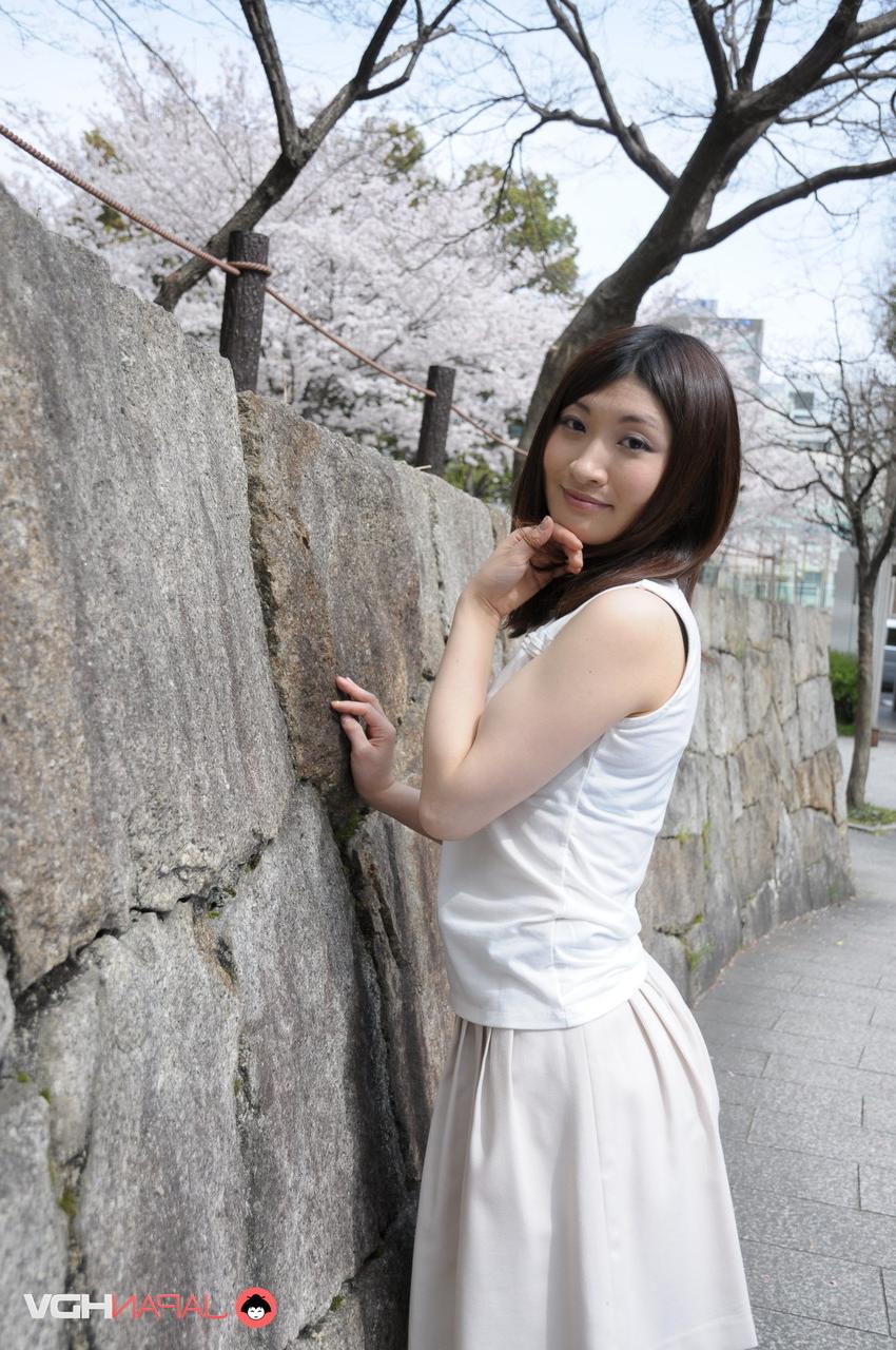 15P A linda garota japonesa Shiori Moriya modela ao ar livre para uma sessão de fotos sem nudez