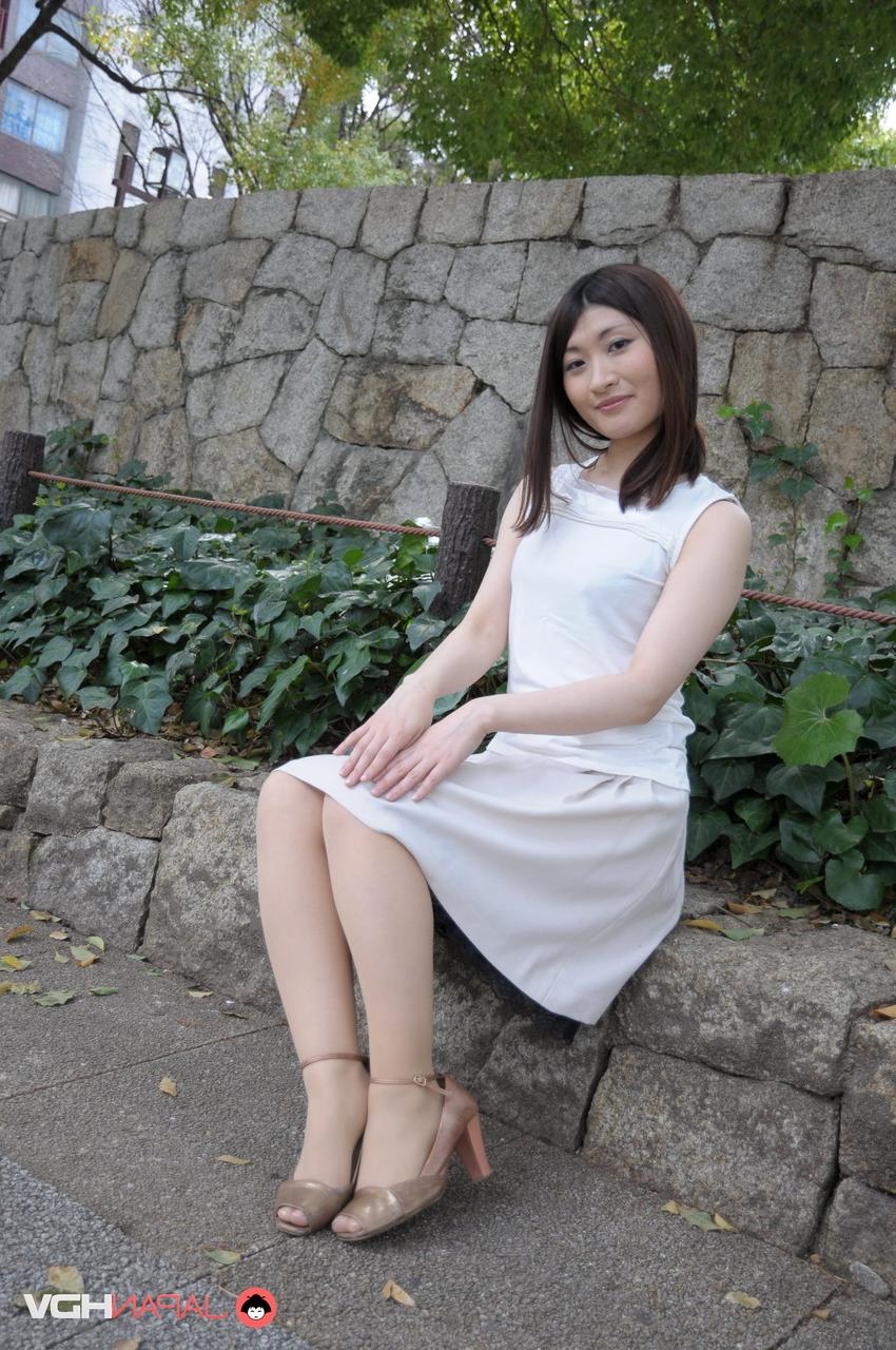 15P A linda garota japonesa Shiori Moriya modela ao ar livre para uma sessão de fotos sem nudez