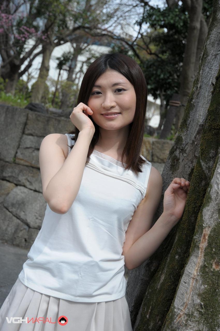 15P A linda garota japonesa Shiori Moriya modela ao ar livre para uma sessão de fotos sem nudez