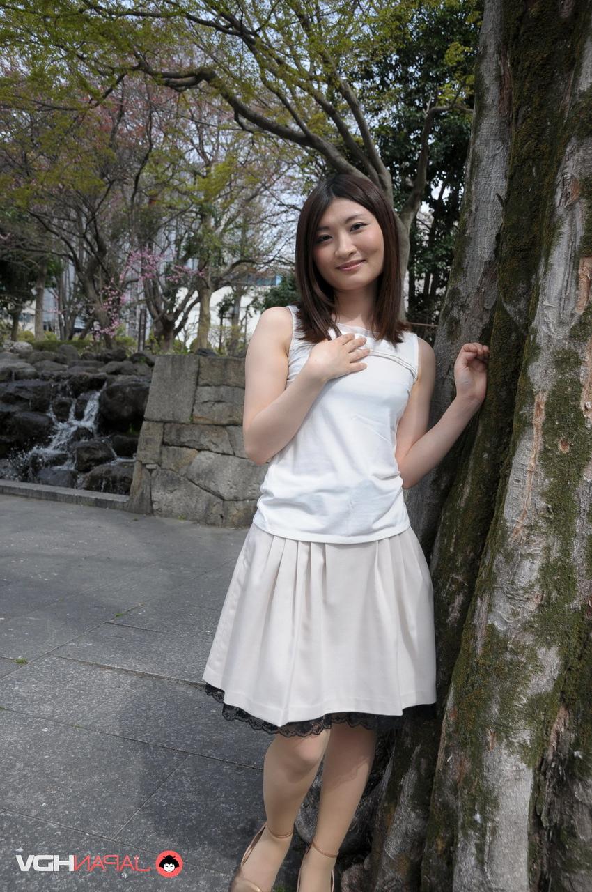 15P A linda garota japonesa Shiori Moriya modela ao ar livre para uma sessão de fotos sem nudez