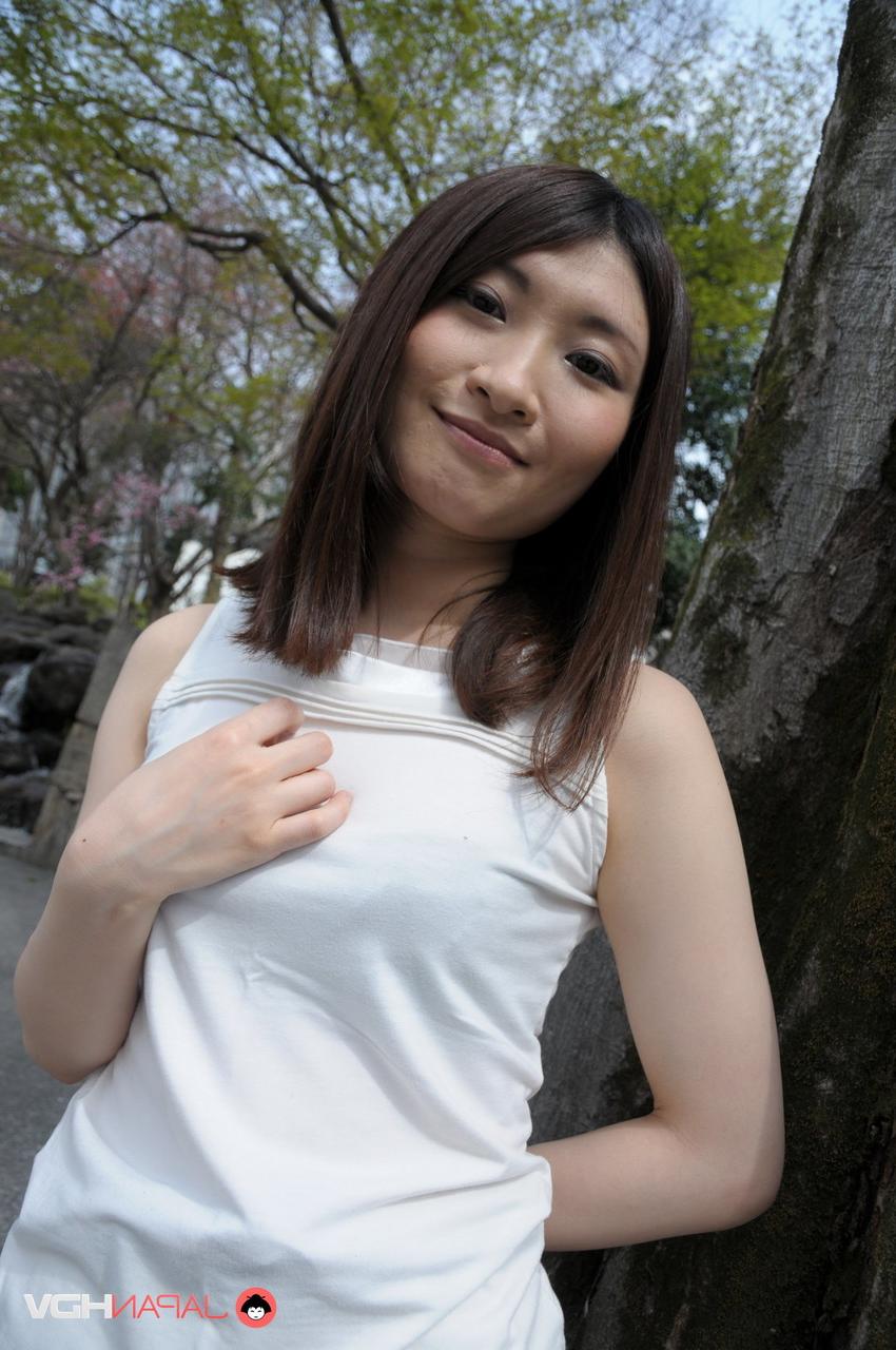 15P A linda garota japonesa Shiori Moriya modela ao ar livre para uma sessão de fotos sem nudez