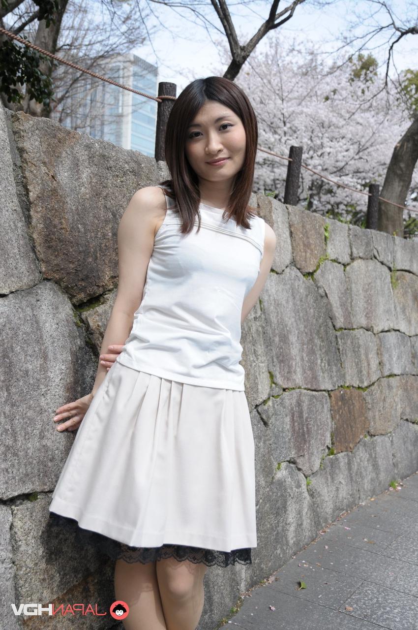 15P A linda garota japonesa Shiori Moriya modela ao ar livre para uma sessão de fotos sem nudez